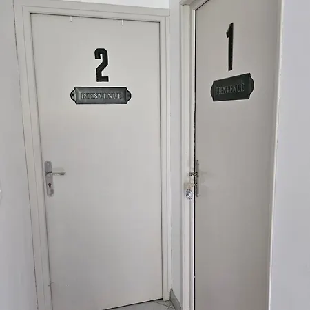 De Au 1er Etage 45m2 * 昂蒂布